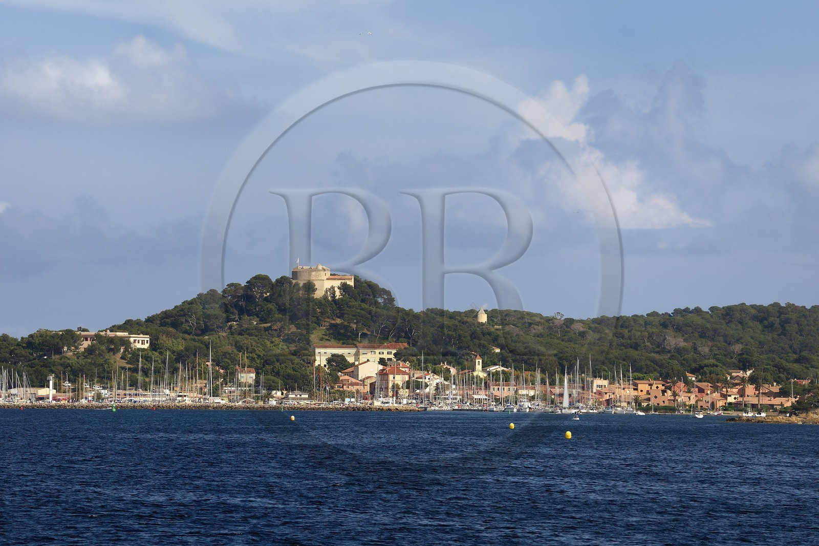 France, Var (83), Iles d'Hyères, parc national de Port Cros, Ile de Porquerolles, le port de Porquerolles dominé par le Fort Sainte-Agathe
