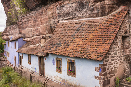 France, Bas-Rhin (67), Parc Naturel régional des Vosges du Nord, Eschbourg, Maisons des Rochers de Graufthal, habitations semi-troglodytiques du XVIIIe siècle et habitées jusqu'en 1958 (vue aérienne)