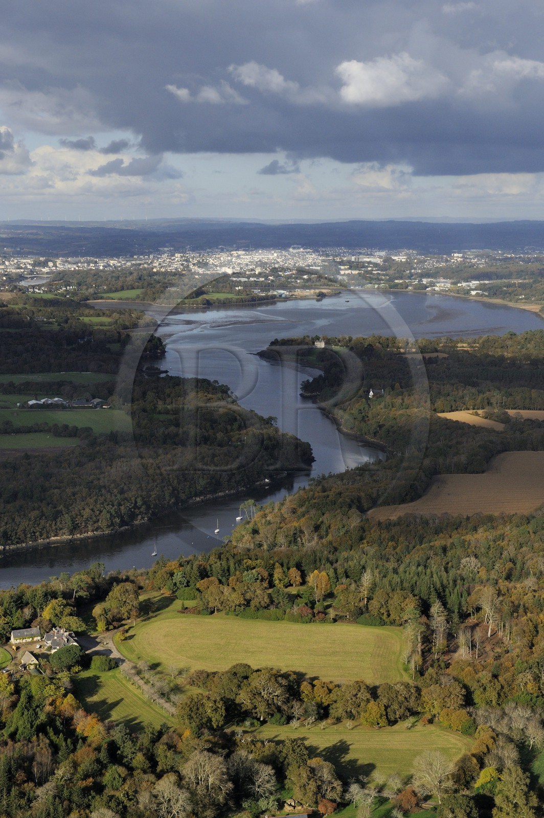 France, Finistère (29), la rivière Odet et la ville de Quimper en arrière plan (vue aérienne)