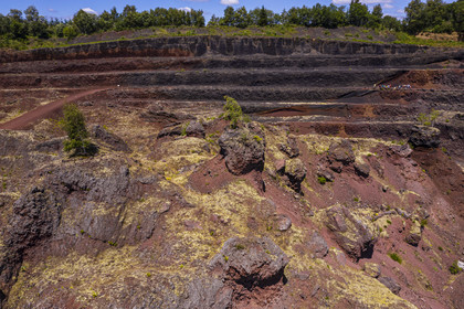 France, Puy-de-Dôme (63), Parc Naturel Régional des Volcans d'Auvergne, Chaine des Puys classée Patrimoine Mondial de l'UNESCO, Saint-Ours-les-Roches, volcan Lemptégy, ancienne carrière de pouzzolane devenue site pédagogique ouvert au public (vue aérienne)
