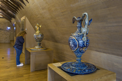 France, Nièvre (58), Nevers, musée de la Faïence et des Beaux-Arts, Aiguière, décor de scènes de chasse La légende de Saint Hubert, manufacture Le Bout du Monde (1889)