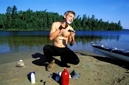 Canada, province de Québec, Réserve faunique de la Vérendrye, Grand Lac Victoria, toilette du matin au campement