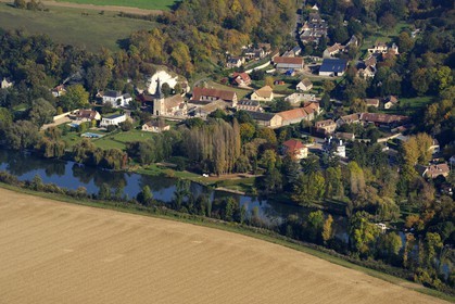 France, Eure (27), le village de Connelles au bord d'un bras de la Seine (vue aérienne)