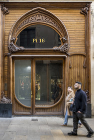 Espagne, Catalogne, Barcelone, quartier du Barrio Gotico, ancienne confiserie rue du Pi, la façade en bois d'acajou de Cuba de style moderniste catalan de ce magasin a été conçue en 1904 par Eusebi Calonge, un ébéniste qui avait travaillé avec Gaudi