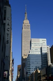 Etats-Unis, New York, Manhattan, Midtown, l'Empire State Building dans 34th Street et la facade du grand magasin Macy's