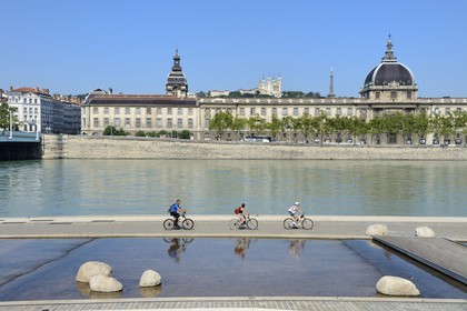 France, Rhône (69), Lyon, les berges du Rhône, le quai Victor Augagneur en premier plan, l'hôpital de l'Hôtel Dieu et la Basilique Notre Dame de Fourvière, site historique classé Patrimoine Mondial de l'UNESCO, en arrière plan
