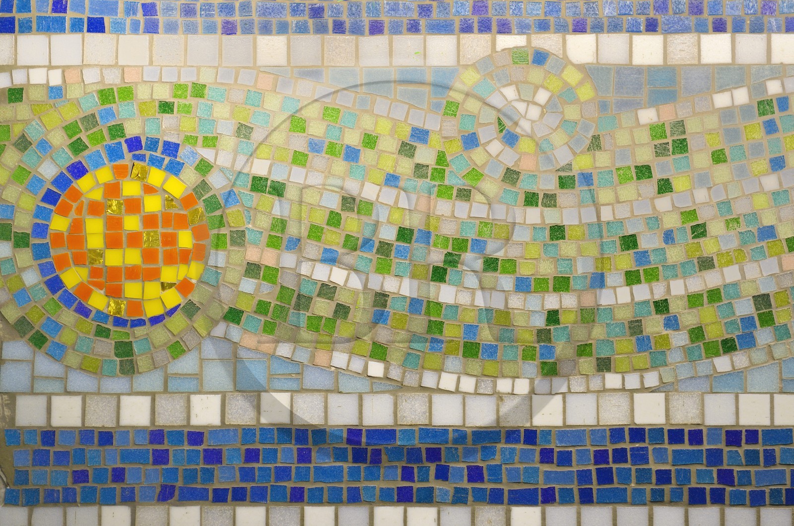 France, Ille-et-Vilaine (35), Rennes, la piscine municipale et bains publics Saint-Georges (1923-1926) construite par l'architecte Emmanuel Le Ray, détail du bassin décoré par le mosaïste Isidore Odorico