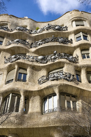 Espagne, Catalogne, Barcelone, quartier de l'Eixample, Passeig de Gracia, Pedrera ou Casa Mila (1905-1910) de l'architecte du modernisme catalan Antoni Gaudi, site classé au Patrimoine Mondial de l'UNESCO, balcon et balustrade en fer forgé