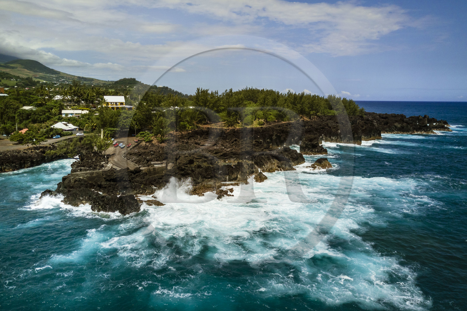France, Ile de la Reunion, Saint-Joseph, le petit port de la Marine de Langevin dans un couloir naturel de roche basaltique issue d'une ancienne coulée de lave qui a permis l'installation d'un débarcadère (vue aérienne)