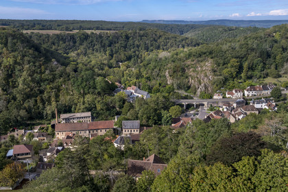 France, Yonne (89), parc naturel régional du Morvan, Avallon, la vallée du Cousin à la sortie de la ville (vue aérienne)