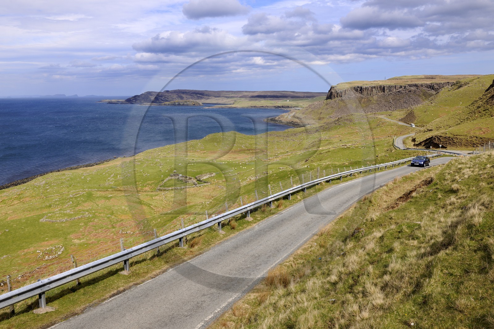 Royaume-Uni, Ecosse, région des Highlands, les Hébrides, île de Skye, pointe de Trotternish, route à une voie du littoral