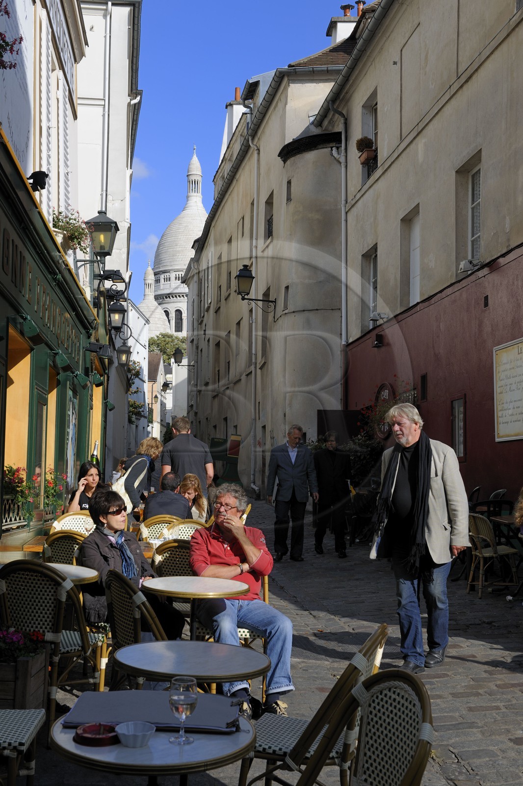 France, Paris (75), la Butte Montmartre, terrasses de café rue Saint-Rustique et la basilique du Sacré-Coeur