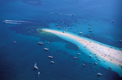 France, Finistère (29), archipel des Glénans, des bateaux au mouillage sur une langue de sable (vue aérienne)