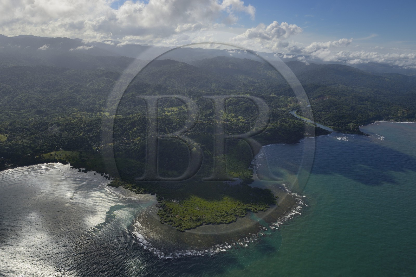 Panama, province de Colon, la côte caraïbe vers Portobelo (vue aérienne)
