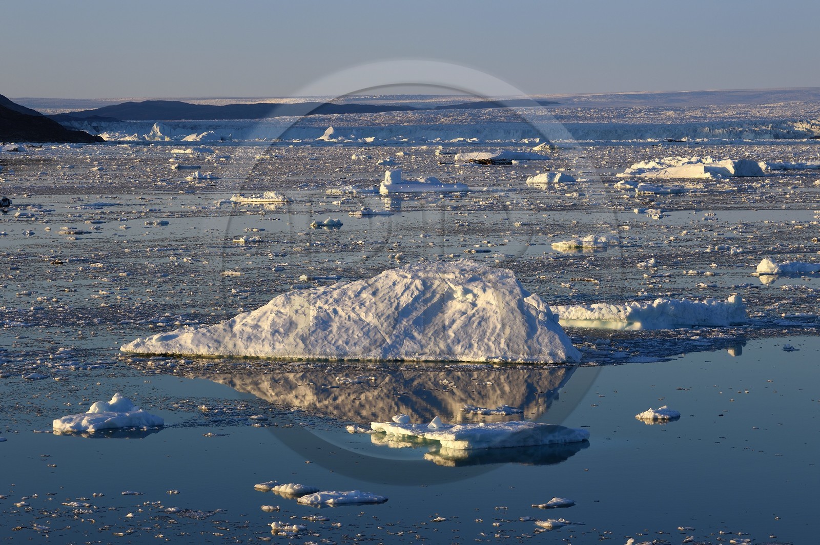 Groenland, cote ouest, baie de Disko, icebergs dans la baie de Quervain au coucher de soleil et le glacier Kangilerngata sermia en arrière plan