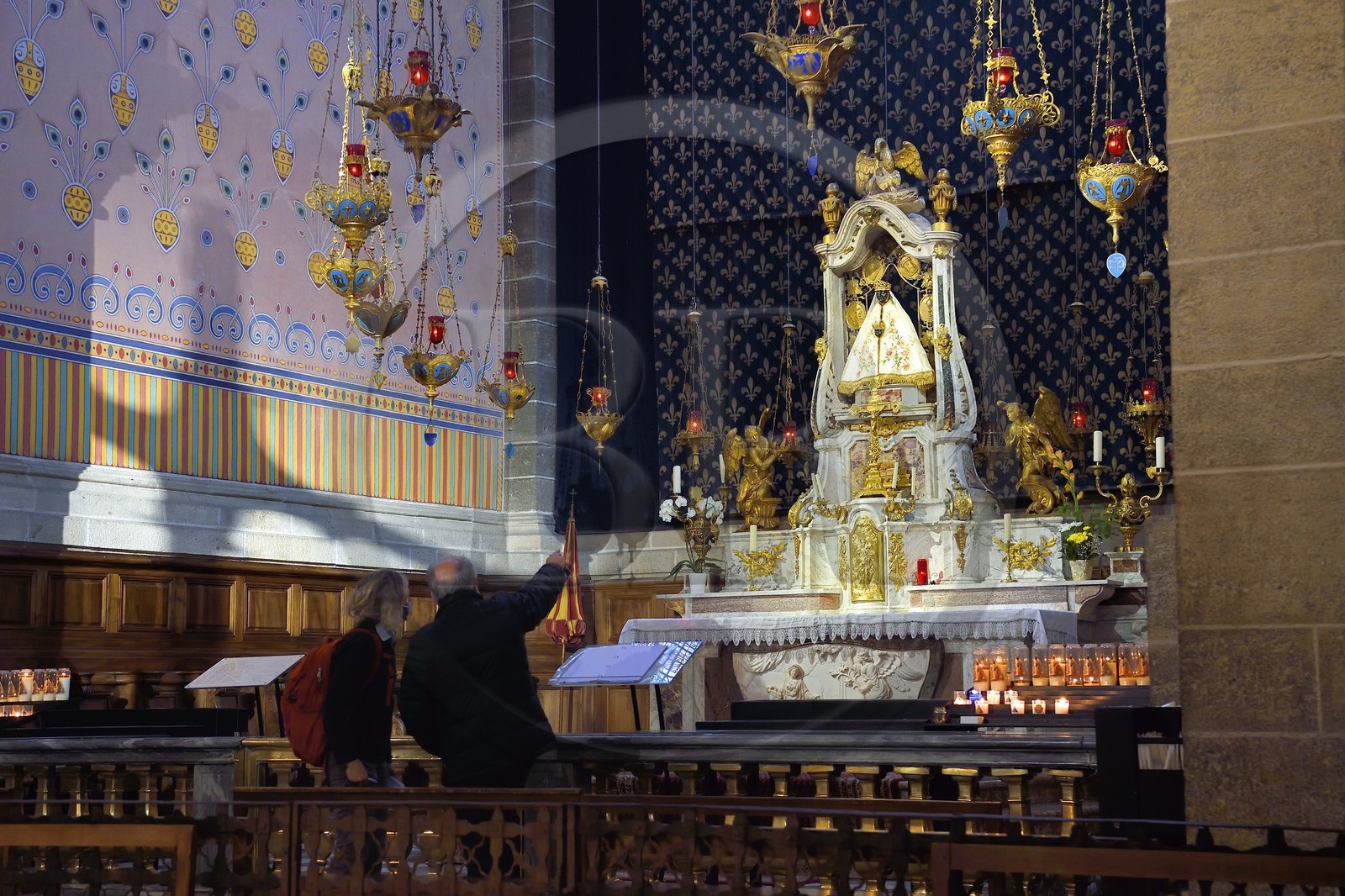 France, Haute-Loire (43), Le Puy-en-Velay, étape des chemins de Compostelle, la cathédrale Notre-Dame-de-l'Annonciation du XIIe siècle classée Patrimoine Mondial de l'UNESCO, statue de Marie portant son enfant surnommée La vierge noire (XVIIe siècle)
