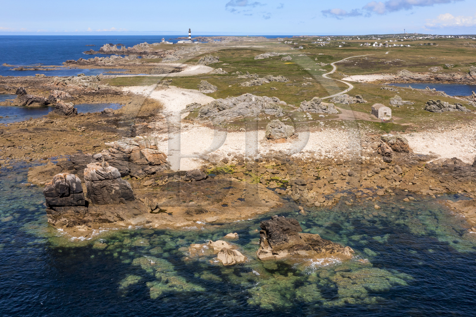 France, Finistère (29), Mer d'Iroise, Ile d'Ouessant, la Pointe de Pern et le phare du Créac’h en arrière plan (vue aérienne)