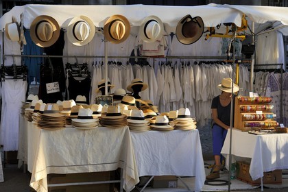 France, Bouches-du-Rhône (13), Aix-en-Provence, étal de chapelier sur le Cours Mirabeau