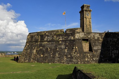 Sri Lanka, Province du Sud, Fort de Galle, classé Patrimoine Mondial de l'UNESCO, la Tour de l'Horloge domine le Bastion de la Lune