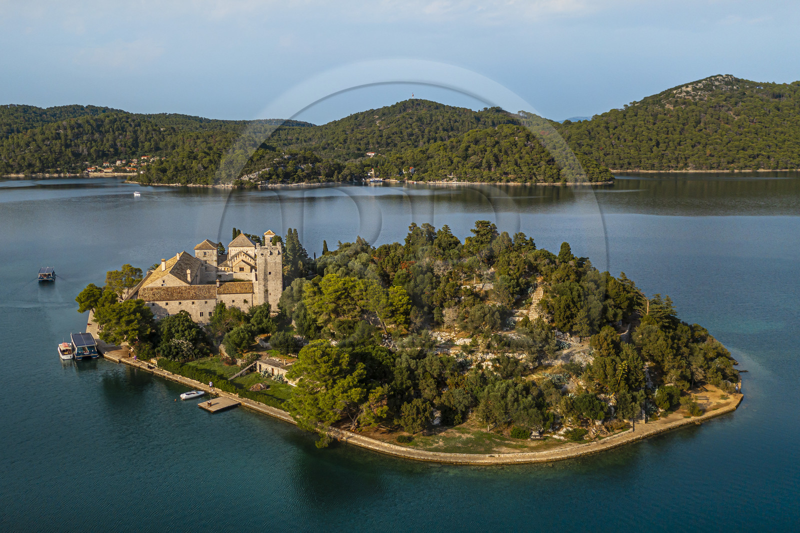 Croatie, Dalmatie, cote dalmate, Ile de Mljet, Parc national de Mljet, ancien monastère bénédictin sur l'ilot de Sainte Marie (Sveta Marija) (vue aérienne)