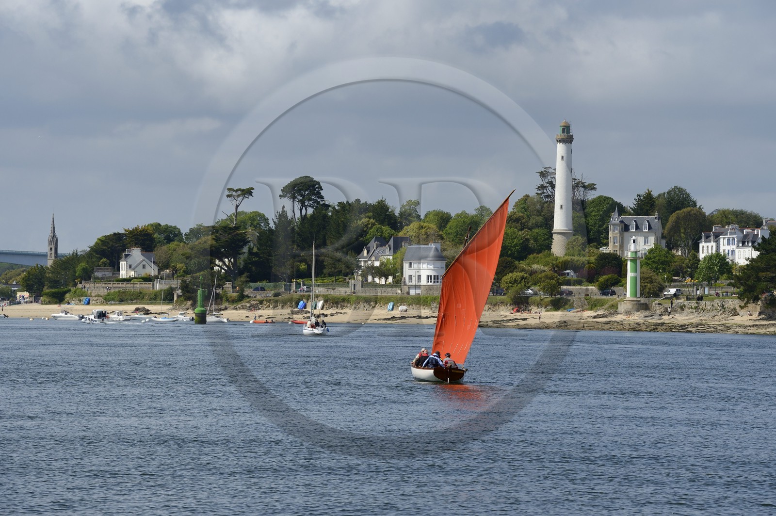 France, Finistère (29),  Bénodet, Anse du Trez, arrivée de la yole Poull Mousig dans l'estuaire de l'Odet