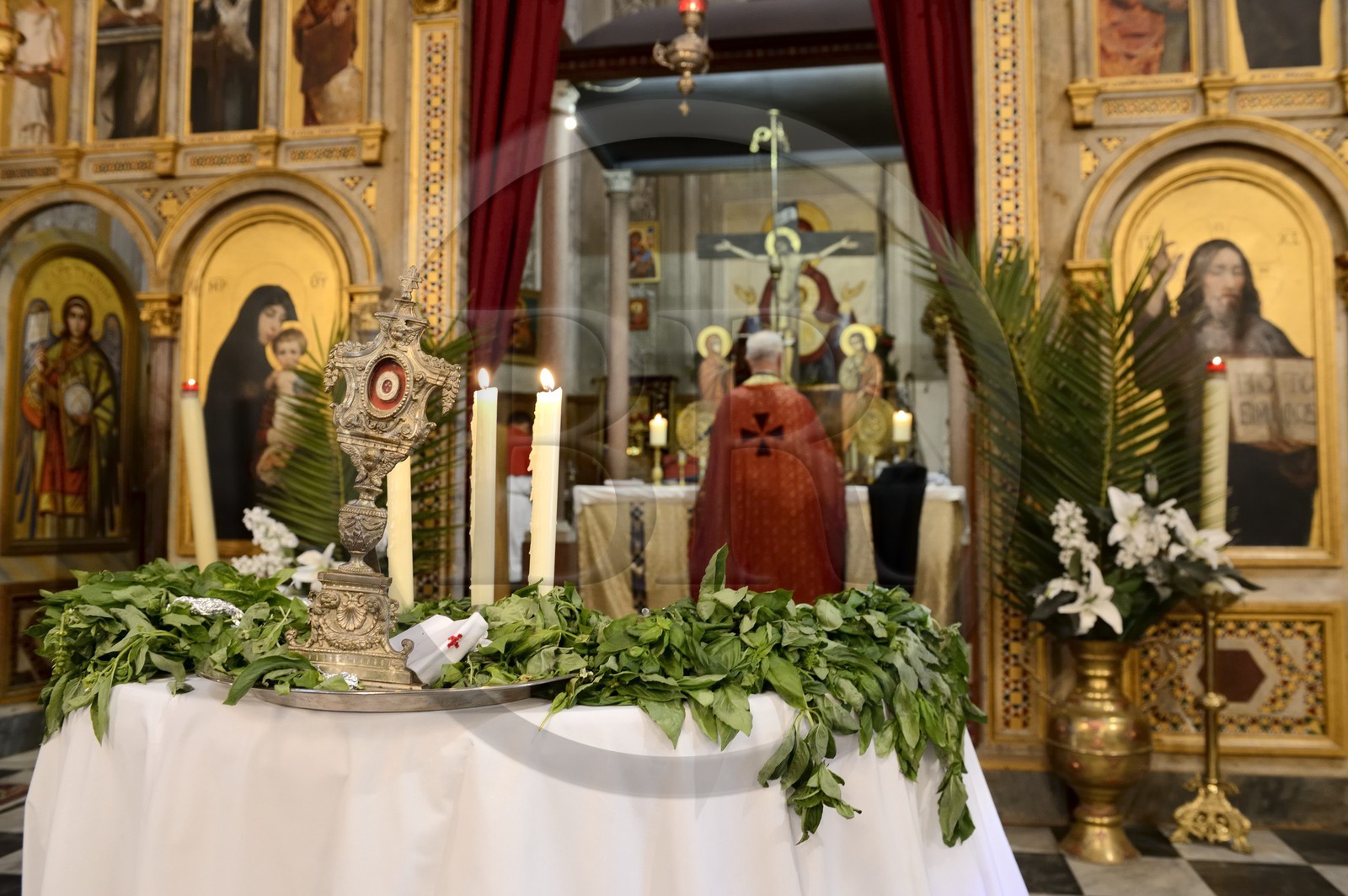 France, Corse-du-Sud (2A), Cargèse, église Saint Spyridon grecque catholique de rite oriental, messe de la fête du basilic (exaltation de la Sainte-Croix) par l’archimandrite Athanase