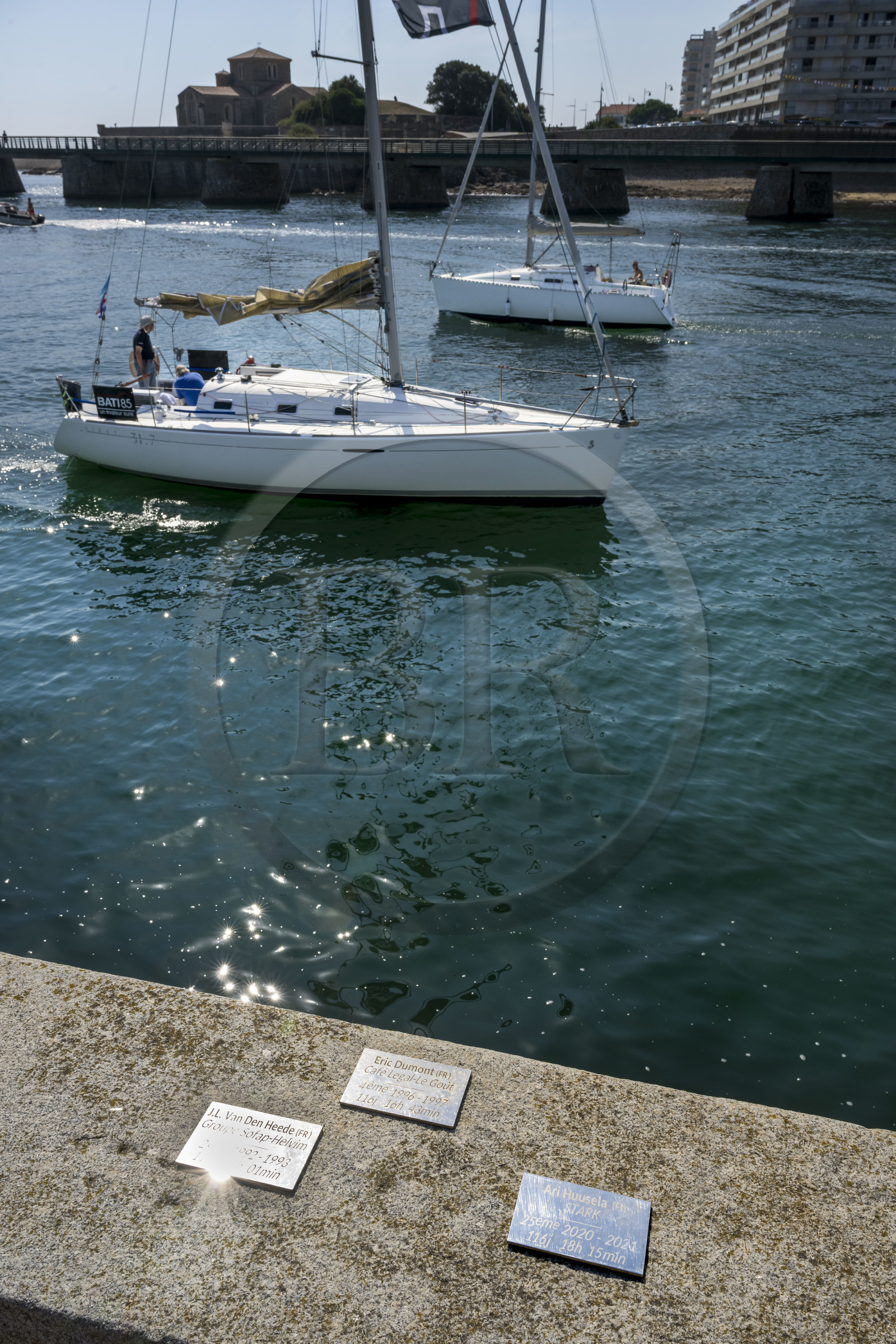 France, Vendée (85), Les-Sables-d'Olonne, la Jetée des skippers classés de la course du Vendée Globe, 113 plaques sont disposées sur le muret de la Petite Jetée et constituent une ligne du temps de 178 mètres où 2 mètres représentent 1 jour