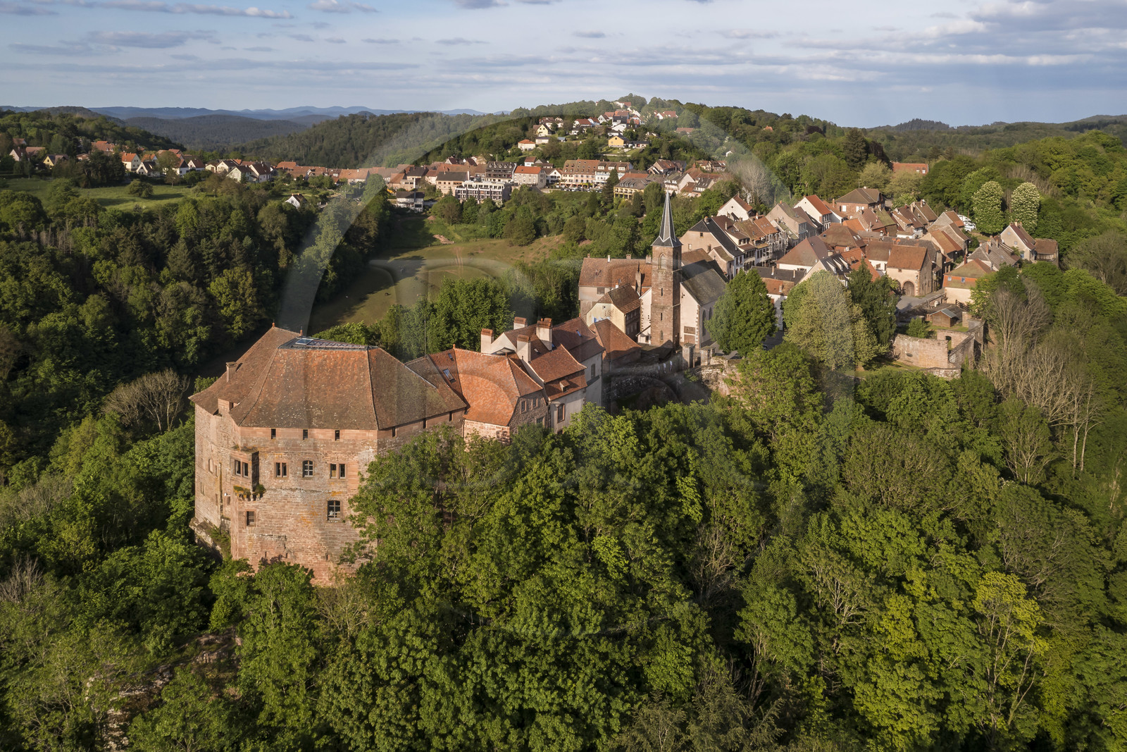France, Bas-Rhin (67), Parc Naturel régional des Vosges du Nord, La Petite Pierre, le chateau de Lutzelstein (aussi Maison du Parc) à la pointe du vieux village, Vauban en a restructuré les fortifications (vue aérienne)