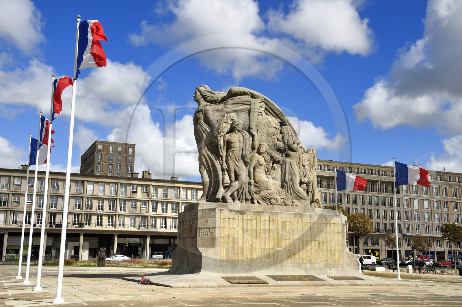 France, Seine-Maritime (76), Le Havre, Centre-ville reconstruit du Havre par Auguste Perret classé Patrimoine Mondial de l'UNESCO, le monument aux morts devant un immeuble Perret