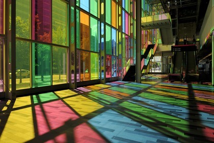 Canada, province de Québec, Montréal, le quartier International, le Palais des Congrès et ses façades multicolores