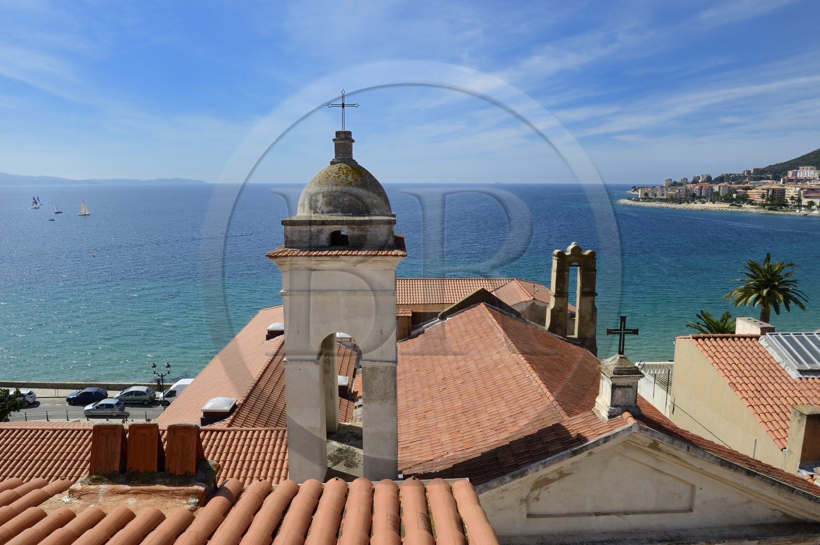 France, Corse-du-Sud (2A), Ajaccio, l'église Saint-Erasme consacrée au saint patron des pêcheurs dominant le golfe d'Ajaccio en arrière plan