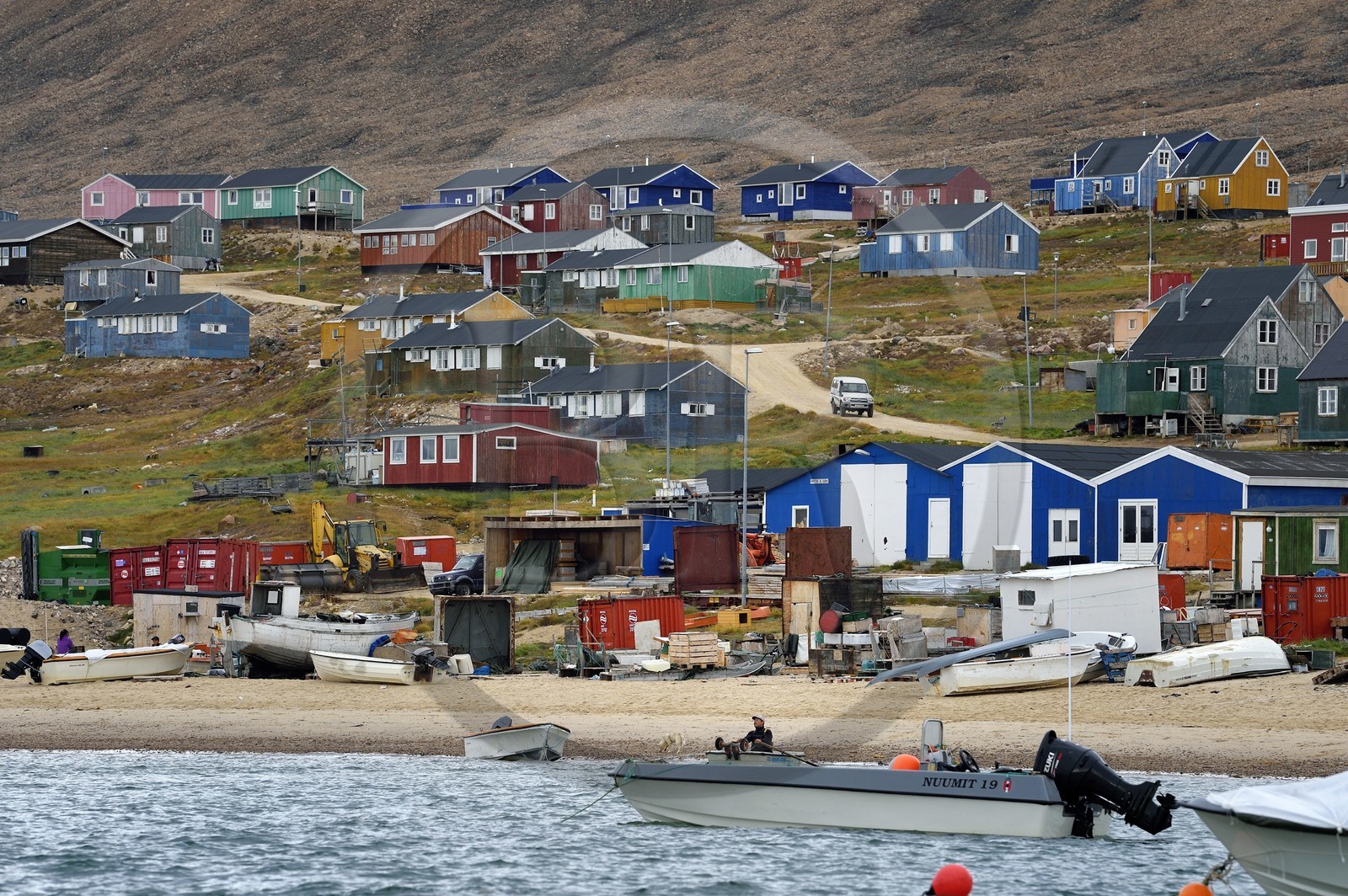 Groenland, cote Nord-Ouest, mer de Baffin, Qaanaaq ou Nouvelle Thule, les bateaux sont mis à l'eau depuis la plage du fait de l'absence d'un port