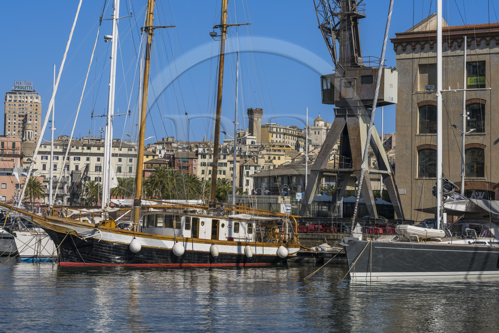 Italie, Ligurie, Gênes, le Porto Antico (Vieux Port) et la Torre degli Embriaci, tour médiévale du XIIème siècle haute de 41 mètres en arrière plan