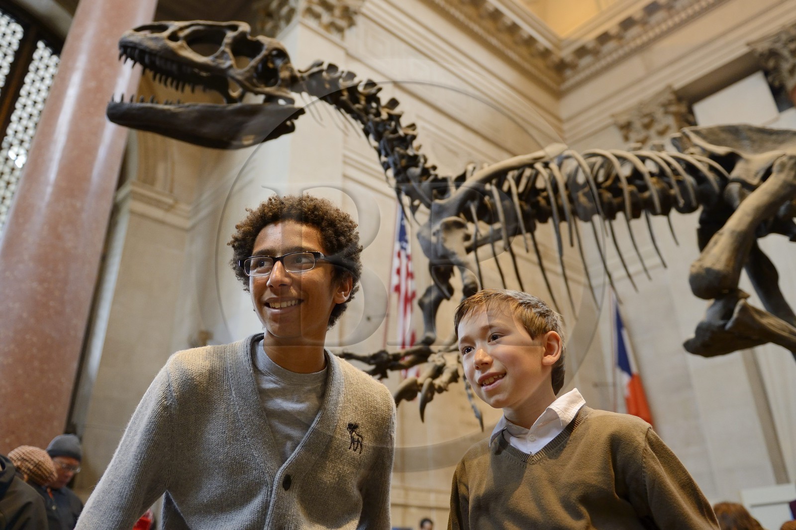 Etats-Unis, New York, Manhattan, Upper West Side, Musée Américain d'Histoire Naturelle (American Museum of Natural History), enfants dans le hall Theodore Roosevelt Rotunda sous le squelette d’un apatosaure