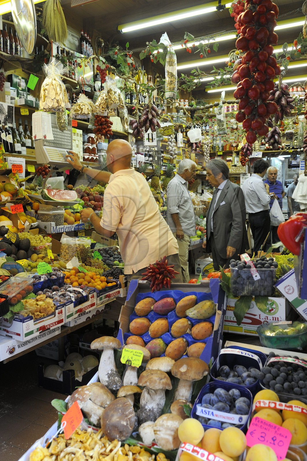 Italie, Lombardie, Milan, commerce de détail de fruits et légumes via Solferino