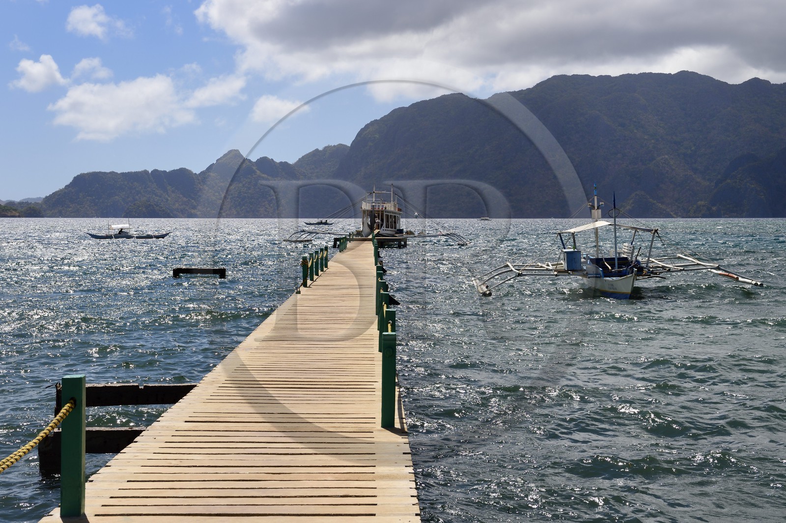 Philippines, Calamian Islands dans le nord de Palawan, Uson Island dans la baie de Coron, village de Barangay Lajala, sur la jetée