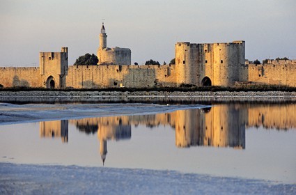 France, Gard (30), Aigues-Mortes, la Tour Constance dépassant des remparts de la ville derrière l'étang
