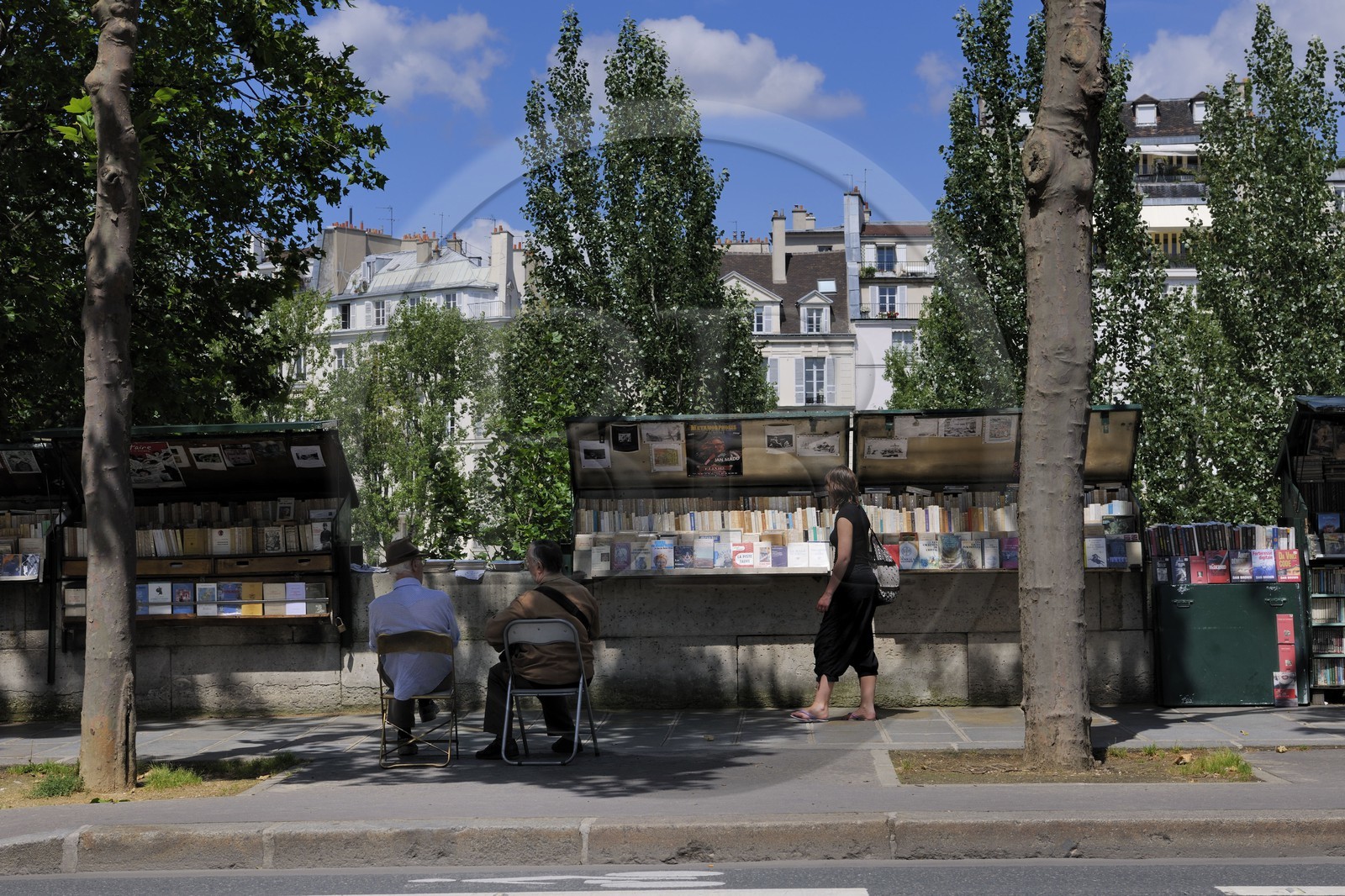 France, Paris (75), bouquinistes sur les quais de Seine, quai des Grands Augustins