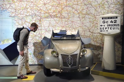 France, Puy-de-Dôme (63), Clermont-Ferrand, L'Aventure Michelin, musée retraçant toutes les activités du groupe Michelin, panneaux de signalisation qui ont jalonné toutes les routes de France et cartes géantes, la 2 CV de Citroën qui appartenait à Michelin