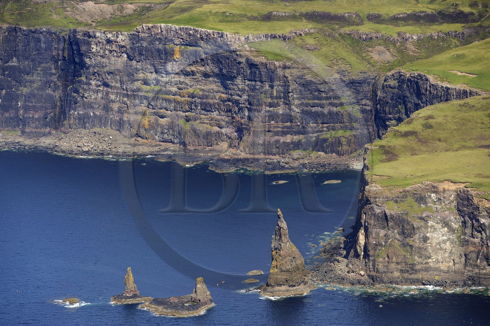 Royaume-Uni, Ecosse, Highland, Hébrides intérieures, Ile de Skye, les falaises abruptes de la côte Nord-Ouest à Idrigill Point (vue aérienne)