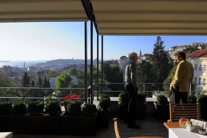 Turquie, Istanbul, quartier de Beyoglu, vue sur le Bosphore depuis l'hôtel Tomtom Suites