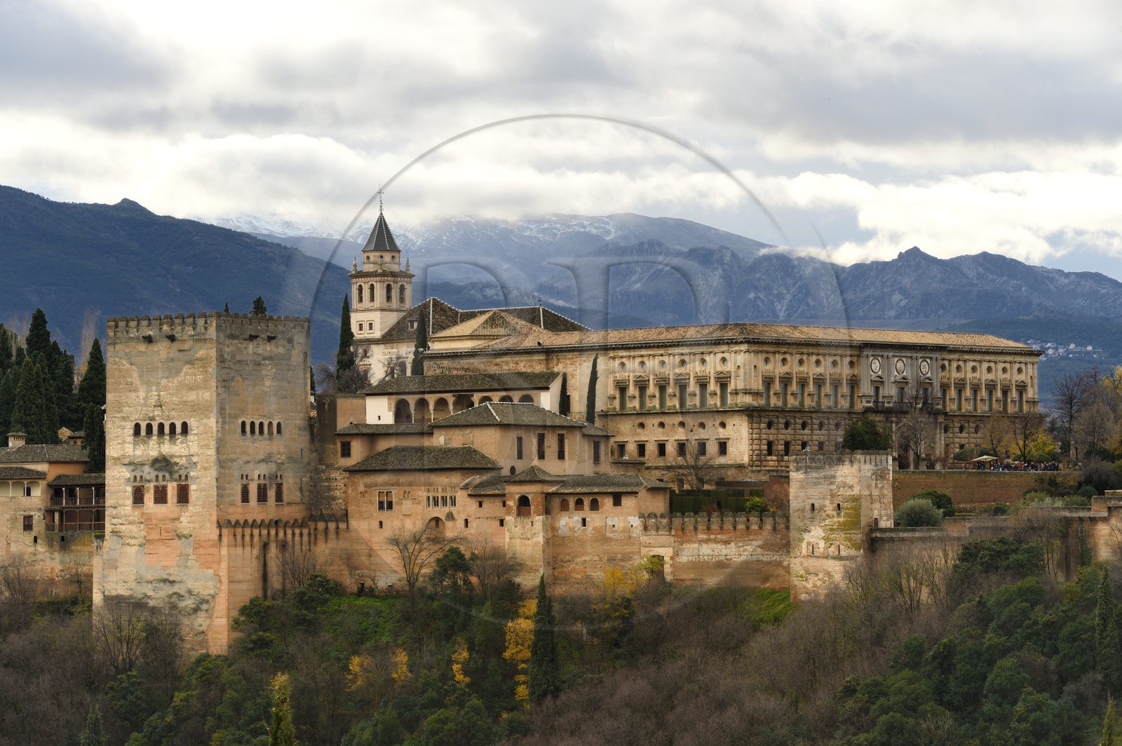 Espagne, Andalousie, Grenade, l'Alhambra, classé Patrimoine Mondial de l'UNESCO, et les montagnes de la Sierra Nevada