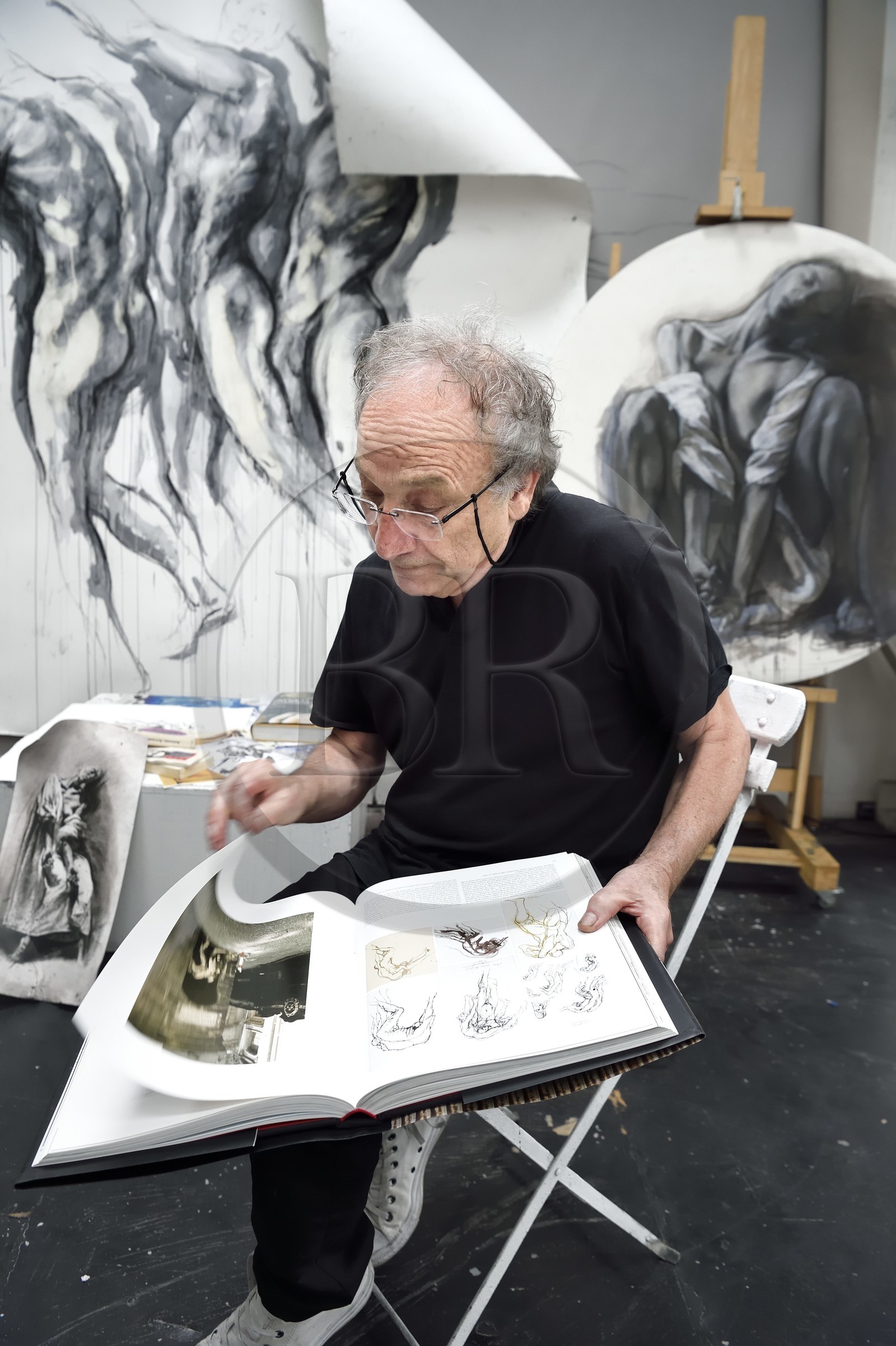 France, Ivry-sur-Seine (94), l'artiste plasticien Ernest Pignon-Ernest dans son atelier
