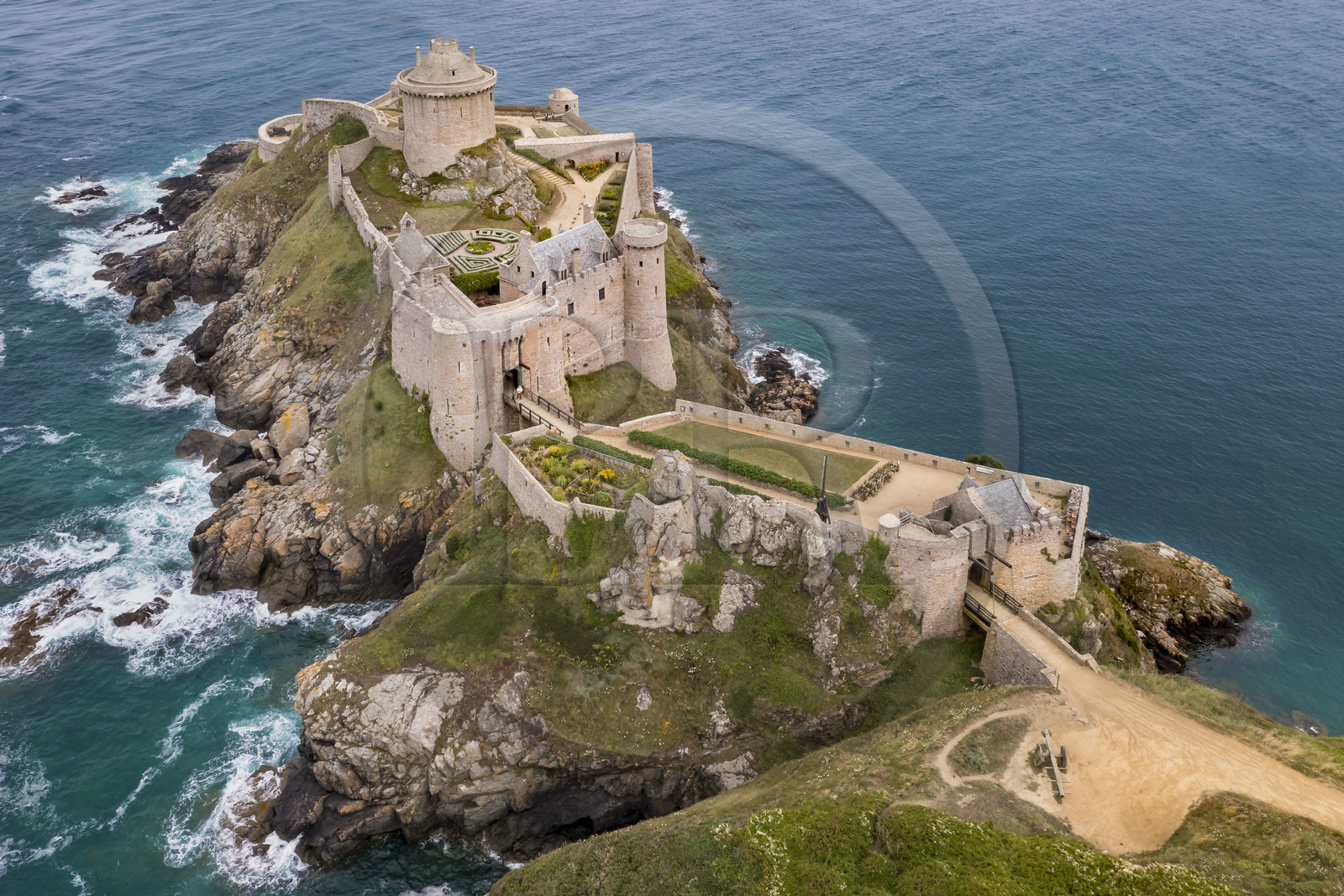 France, Côtes d'Armor (22), Grand Site de France Cap d'Erquy – Cap Fréhel, Plévenon, le Fort La Latte ou château de la Roche Goyon du XVème siècle (vue aérienne)