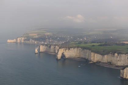 France, Seine-Maritime (76), Pays de Caux, Côte d'Albâtre, Etretat, la falaise d'Aval (vue aérienne)