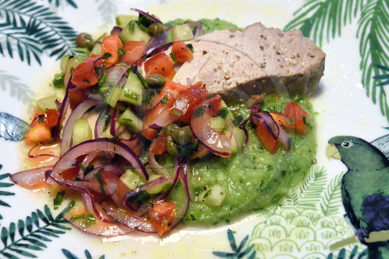 France, Dos de thon à la vapeur douce sauce vierges à l'agrulive citron vert et mousseline de courgette à l'agrulive citron vert