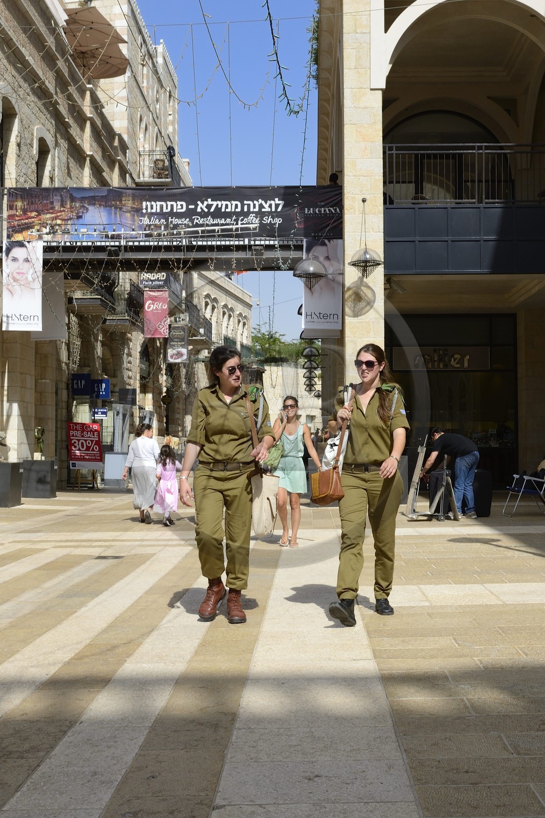 Israel, Jerusalem, centre commercial de luxe de la rue piétonne Mamilla dans la ville moderne, femmes militaires faisant du shopping