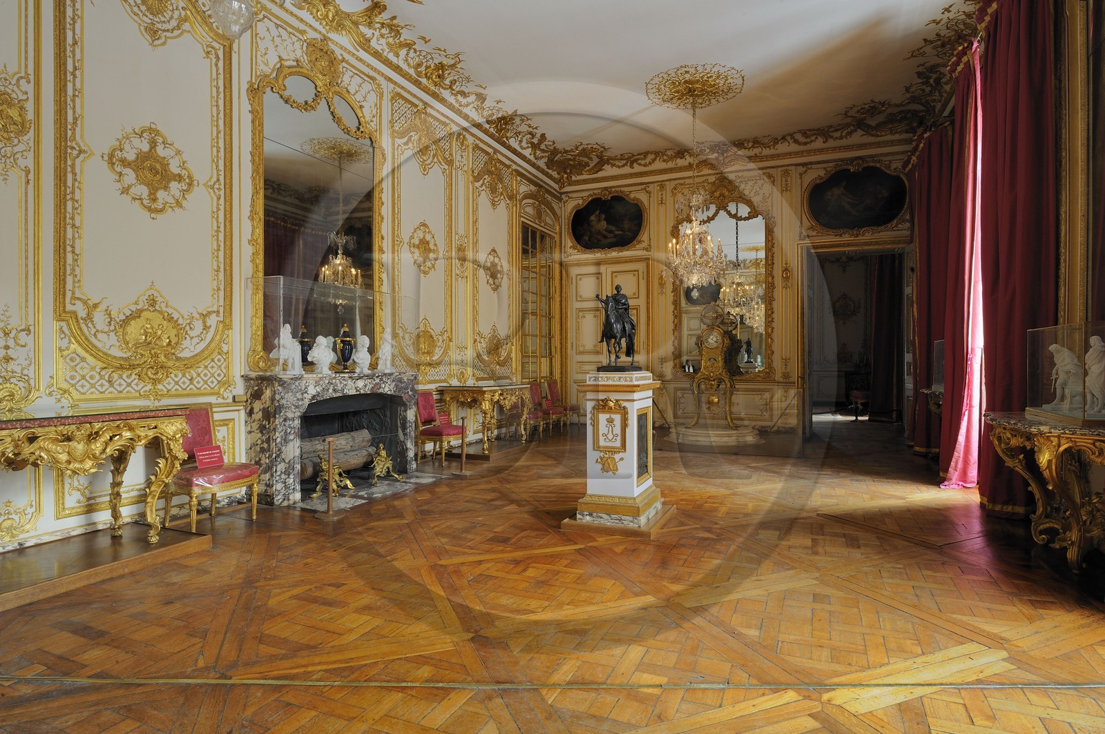 France, Yvelines (78), château de Versailles, classé Patrimoine Mondial de l'UNESCO, appartement privé du Roi, cabinet de la Pendule, au centre réplique de la statue équestre de Louis XV détruite place de la Concorde et à terre le méridien de Versailles