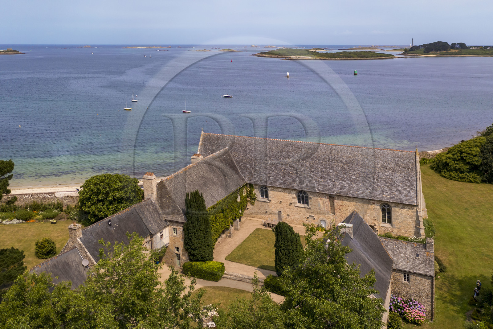 France, Finistère (29), Pays des Abers, Landeda, abbaye Notre-Dame-des-Anges fondée par les Franciscains en 1509 et située en bordure de l'estuaire de l'Aber Wrac'h, le phare de l'Ile Vierge en arrière plan (vue aérienne)