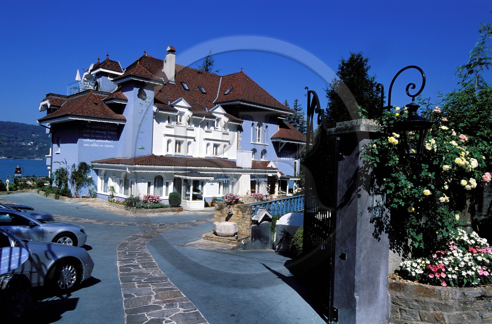 France, Haute-Savoie (74), Veyrier-du-Lac, L'Auberge de l'Eridan (ou Maison de Marc Veyrat) au bord du lac d'Annecy